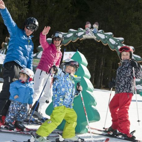 Familie beim SKifahren