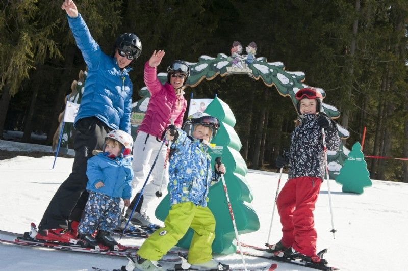 Familie beim SKifahren