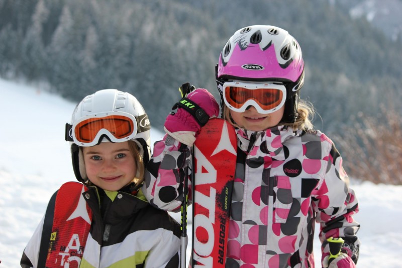 Kinder mit Ski