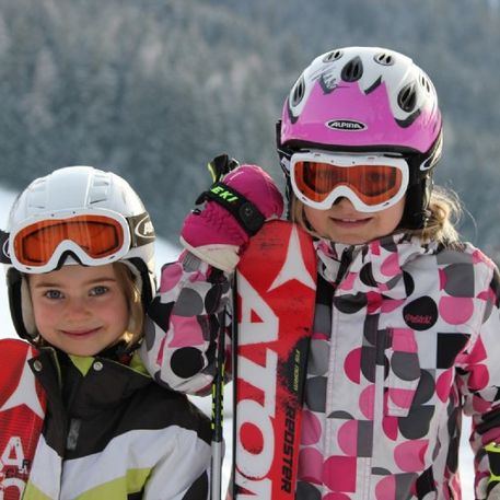 Kinder mit Ski